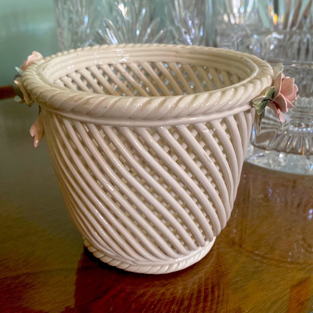 Capodimonte porcelain basket woven cache pot